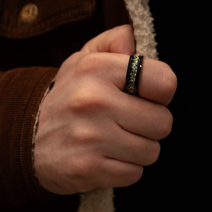 Anillo Olivenorma para hombre con fragmentos de coral verde y lámina de oro