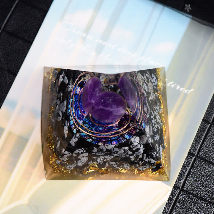 Pirámide de orgón con esfera de amatista y obsidiana copo de nieve de Olivenorma