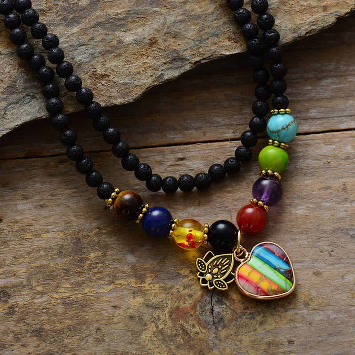 Pulsera multicapa con cuentas de piedra de lava y colgante de chakra Olivenorma 