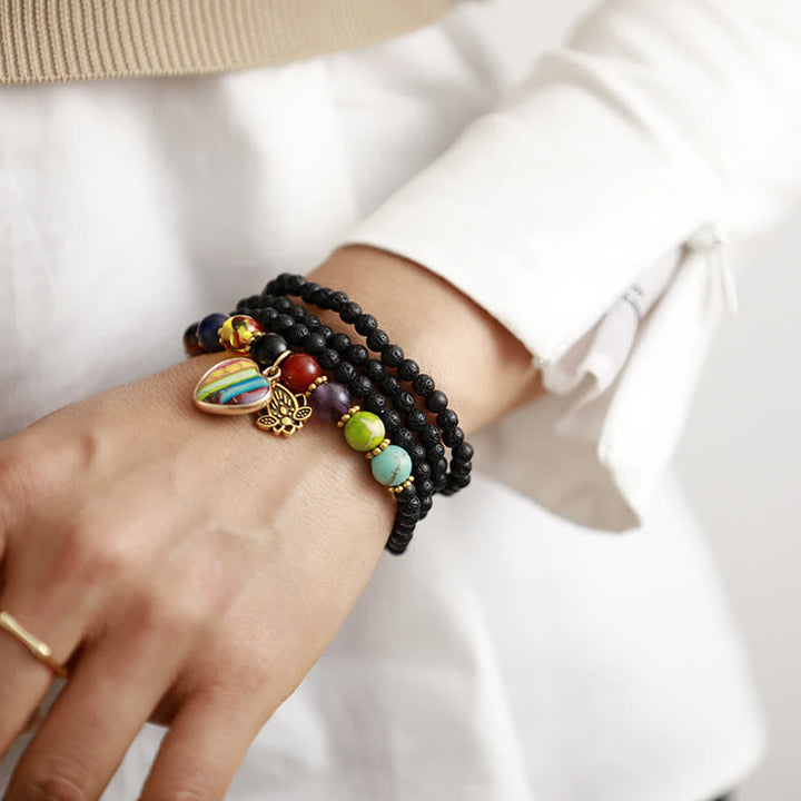 Pulsera multicapa con cuentas de piedra de lava y colgante de chakra Olivenorma 