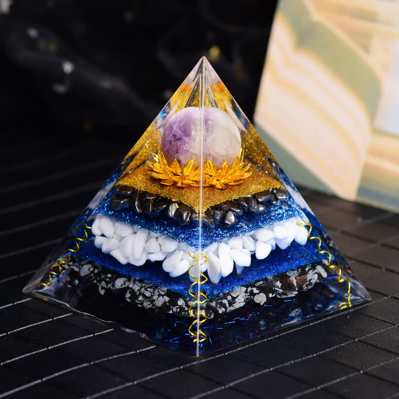 Pirámide de orgón de obsidiana, copo de nieve y hematita con bola de amatista de Olivenorma