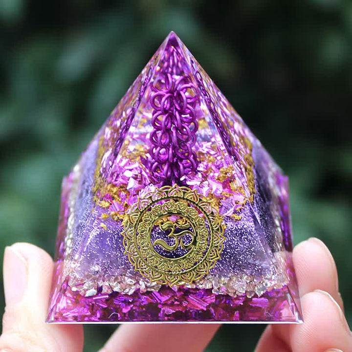 Pirámide de orgón con símbolo Om y alambre de metal con piedra amatista de Olivenorma