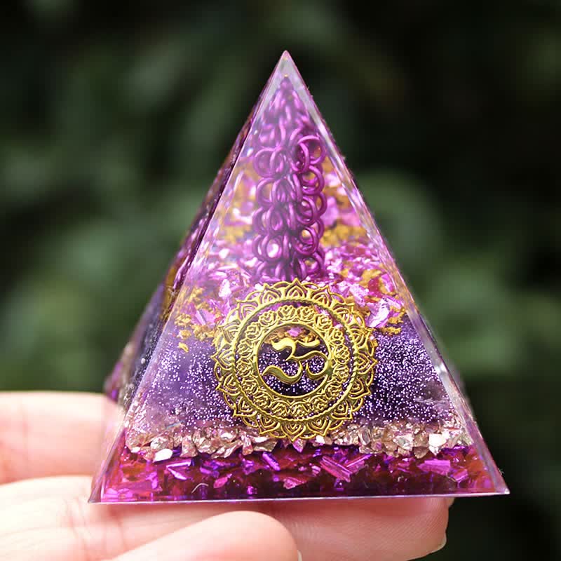 Pirámide de orgón con símbolo Om y alambre de metal con piedra amatista de Olivenorma