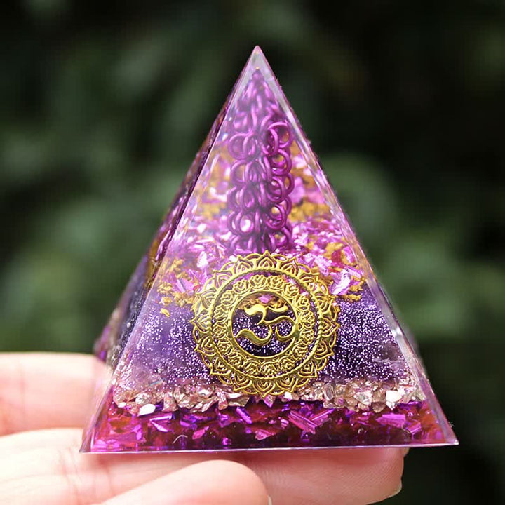 Pirámide de orgón con símbolo Om y alambre de metal con piedra amatista de Olivenorma