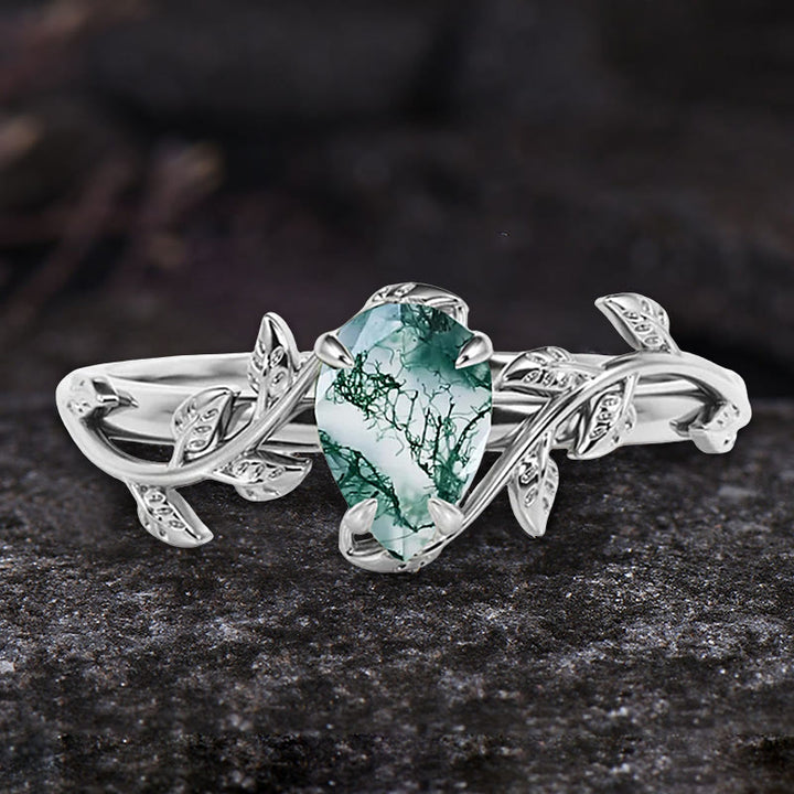 Anillo de compromiso con hojas retorcidas de ágata musgosa tallada en forma de pera de Olivenorma