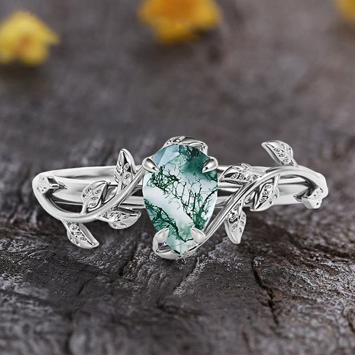 Anillo de compromiso con hojas retorcidas de ágata musgosa tallada en forma de pera de Olivenorma