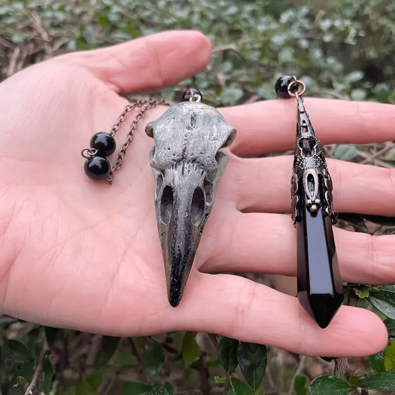 Figura de calavera de cuervo vikingo de Olivenorma con péndulo de obsidiana natural