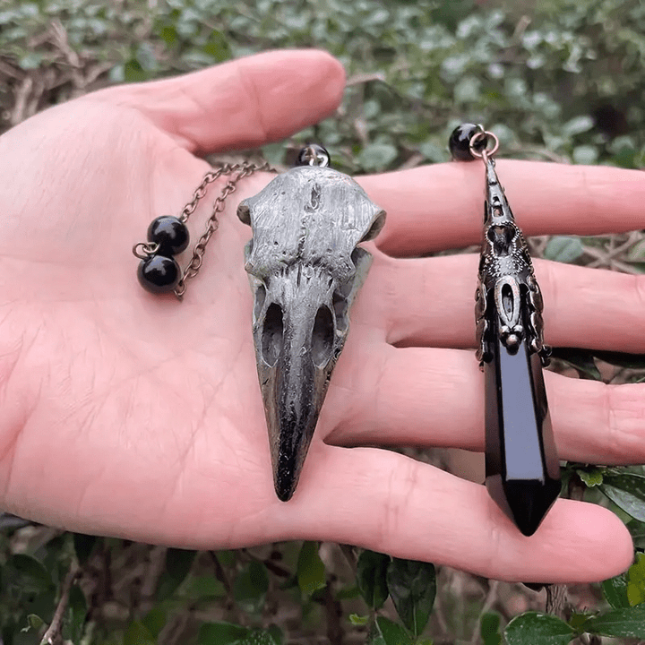 Figura de calavera de cuervo vikingo de Olivenorma con péndulo de obsidiana natural