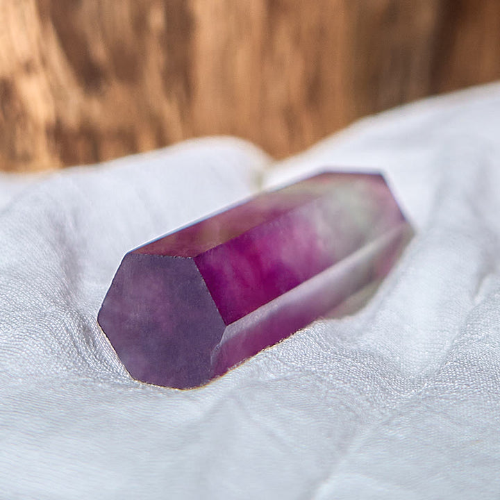 Varitas de cristal curativo prismático de fluorita morada natural de Olivenorma