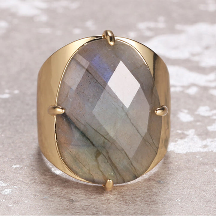 Anillo ajustable con piedra curativa natural facetada de Olivenorma