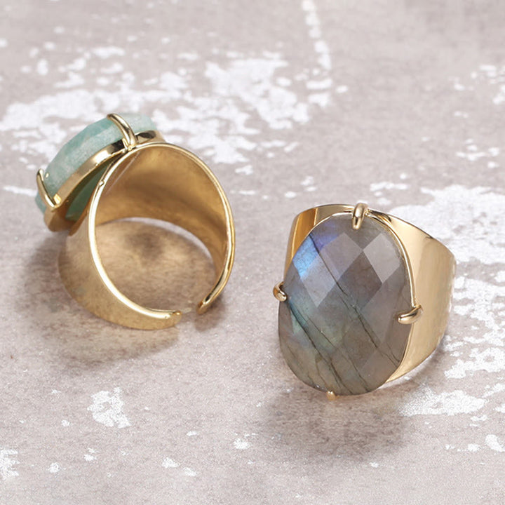 Anillo ajustable con piedra curativa natural facetada de Olivenorma