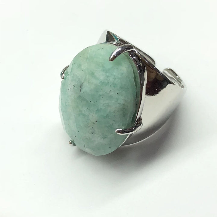 Anillo ajustable con piedra curativa natural facetada de Olivenorma