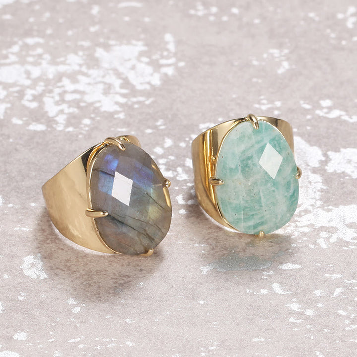 Anillo ajustable con piedra curativa natural facetada de Olivenorma