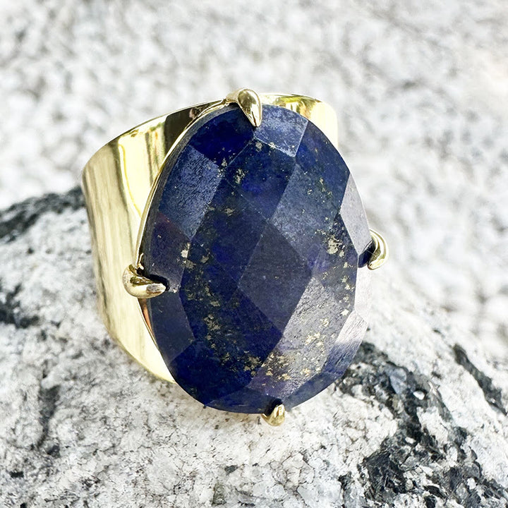 Anillo ajustable con piedra curativa natural facetada de Olivenorma