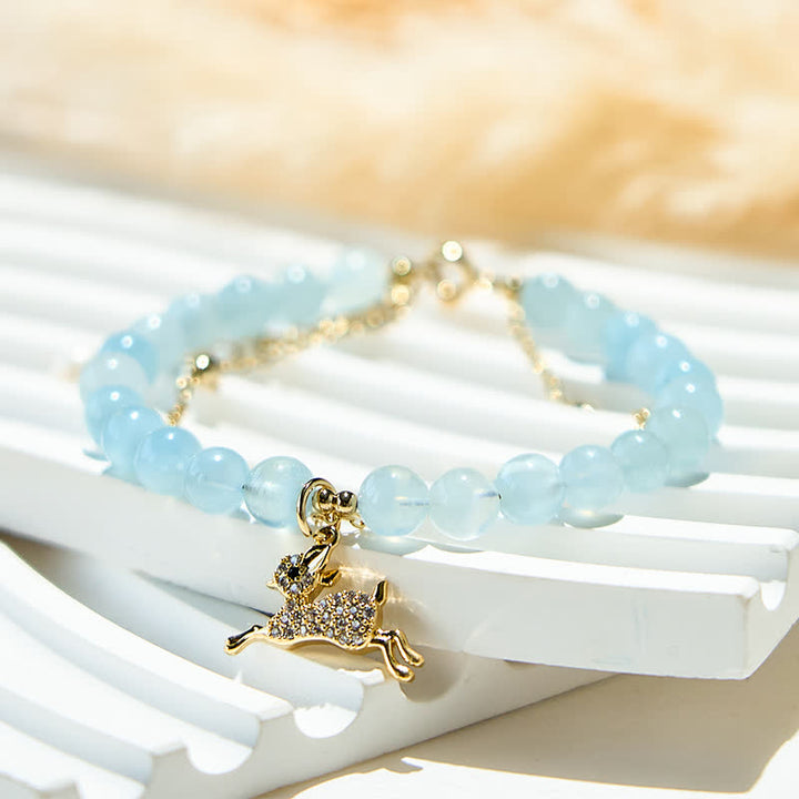 Pulsera con colgante de cervatillo y cuentas de aguamarina natural de Olivenorma