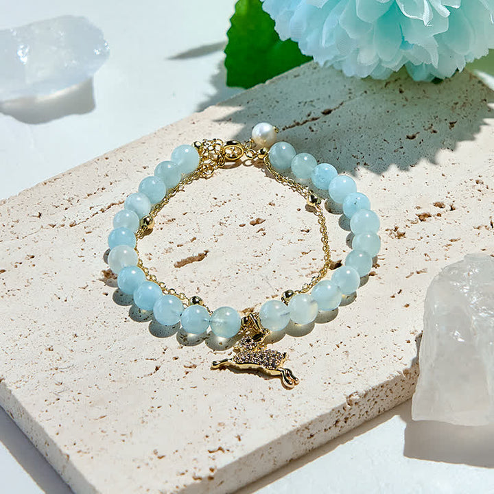 Pulsera con colgante de cervatillo y cuentas de aguamarina natural de Olivenorma