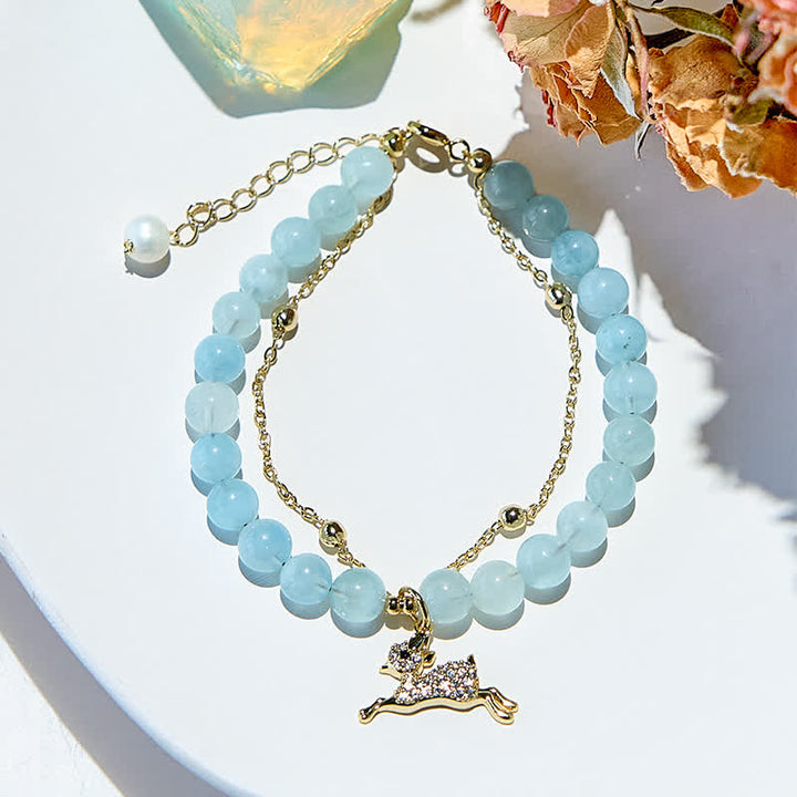 Pulsera con colgante de cervatillo y cuentas de aguamarina natural de Olivenorma