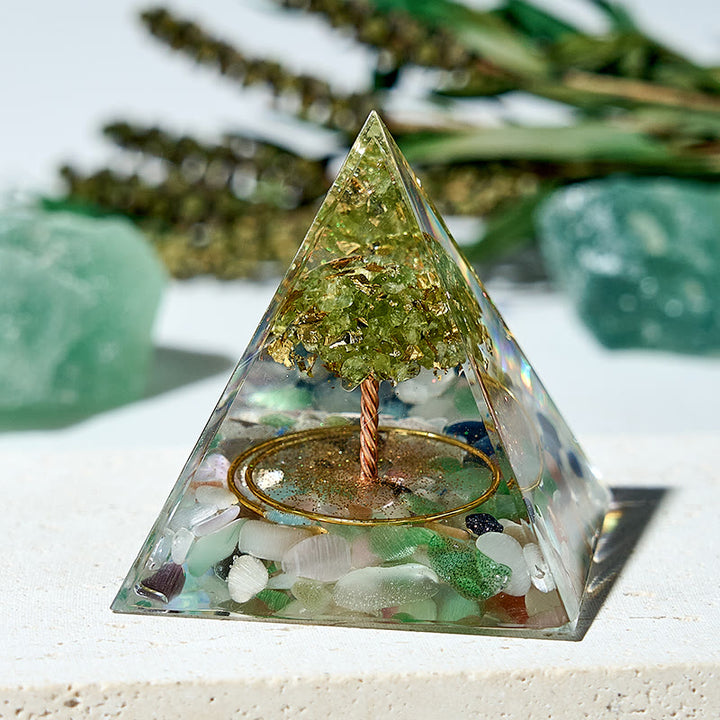 Pirámide de orgón de cristal curativo con peridoto del árbol de la vida de Olivenorma