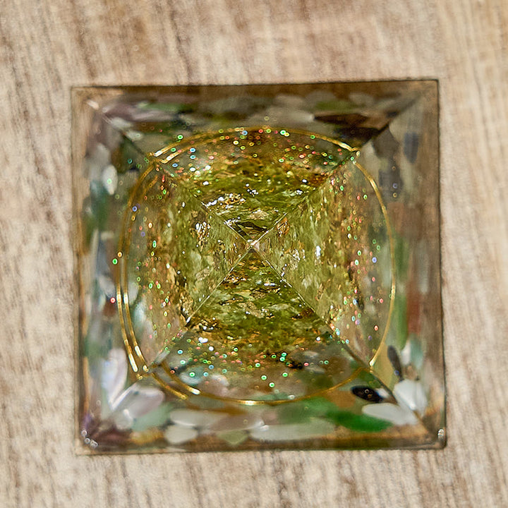 Pirámide de orgón de cristal curativo con peridoto del árbol de la vida de Olivenorma
