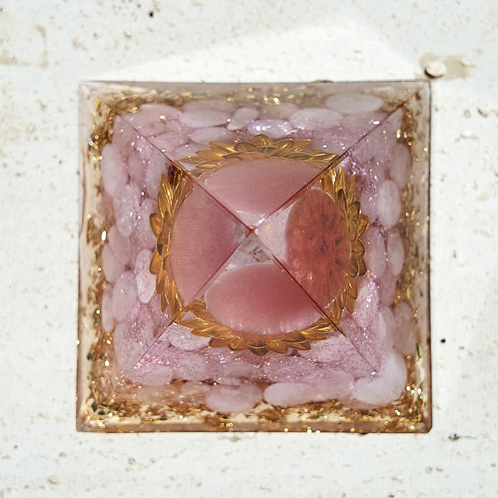 Pirámide de orgón curativo de loto y cuarzo rosa de Olivenorma