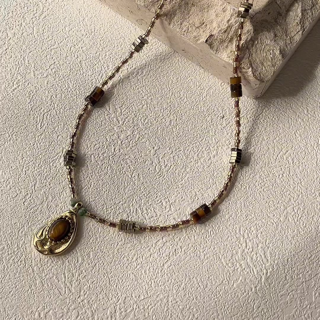Collar con dijes de piedra de ojo de tigre natural de Olivenorma