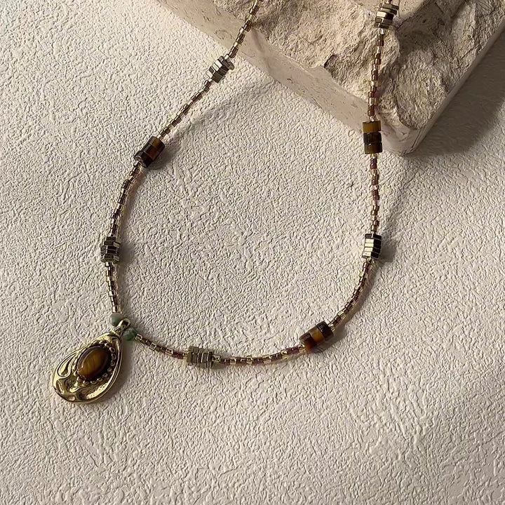 Collar con dijes de piedra de ojo de tigre natural de Olivenorma