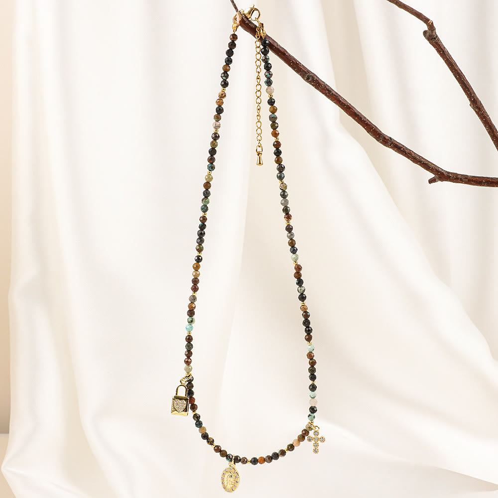 Collar de cuentas con piedras preciosas azules y circonitas estilo bohemio de Olivenorma