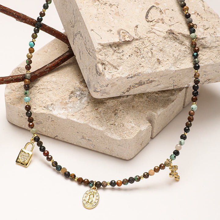 Collar de cuentas con piedras preciosas azules y circonitas estilo bohemio de Olivenorma
