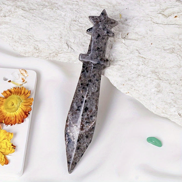 Daga grabada de Olivenorma con decoración de piedras preciosas naturales