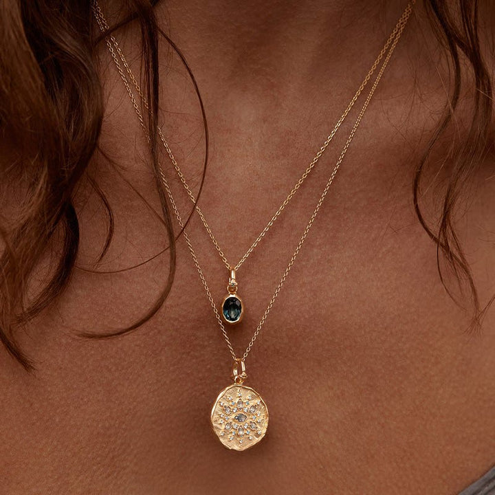 Collar con colgante de piedra natal de Olivenorma y gemas de cristal natural