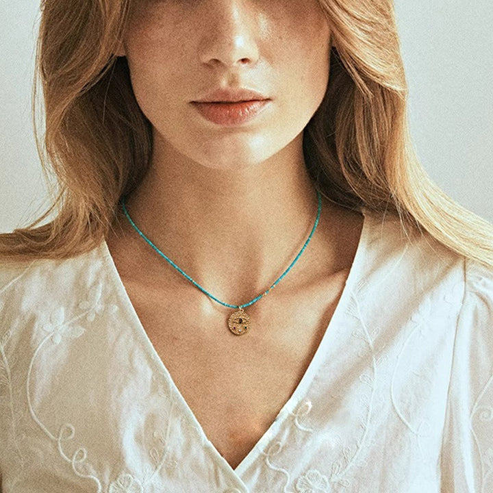 Collar de cuentas turquesas con dije de mal de ojo de Olivenorma