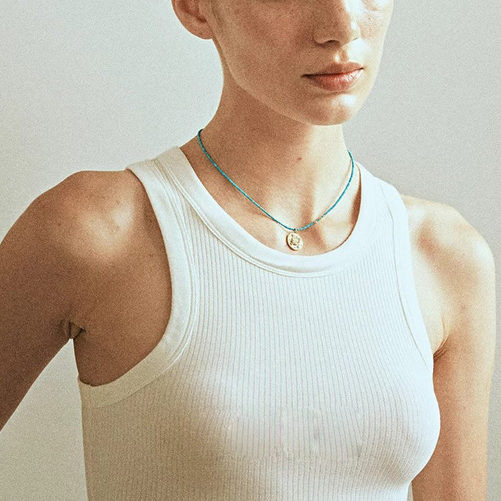 Collar de cuentas turquesas con dije de mal de ojo de Olivenorma