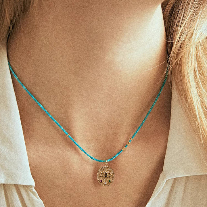 Collar de cuentas turquesas con dije de mal de ojo de Olivenorma