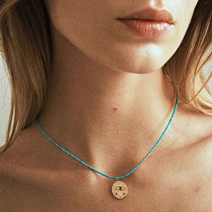 Collar de cuentas turquesas con dije de mal de ojo de Olivenorma