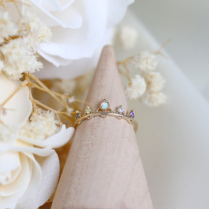 Anillo con moldura de corona de circonita blanca y ópalo de Olivenorma