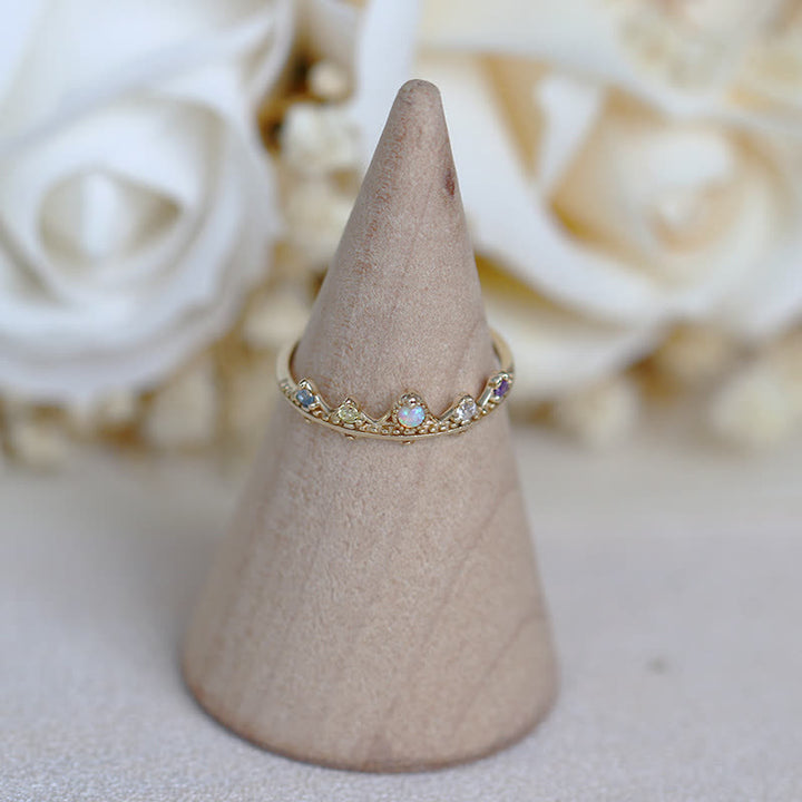 Anillo con moldura de corona de circonita blanca y ópalo de Olivenorma