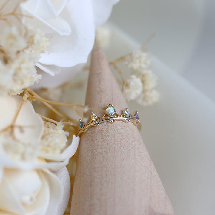 Anillo con moldura de corona de circonita blanca y ópalo de Olivenorma