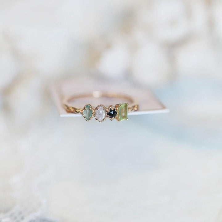 Anillo de piedra natal personalizado con piedra preciosa natural de labradorita de Olivenorma