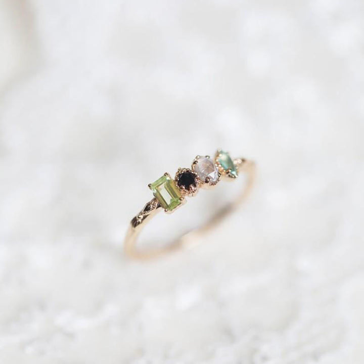 Anillo de piedra natal personalizado con piedra preciosa natural de labradorita de Olivenorma
