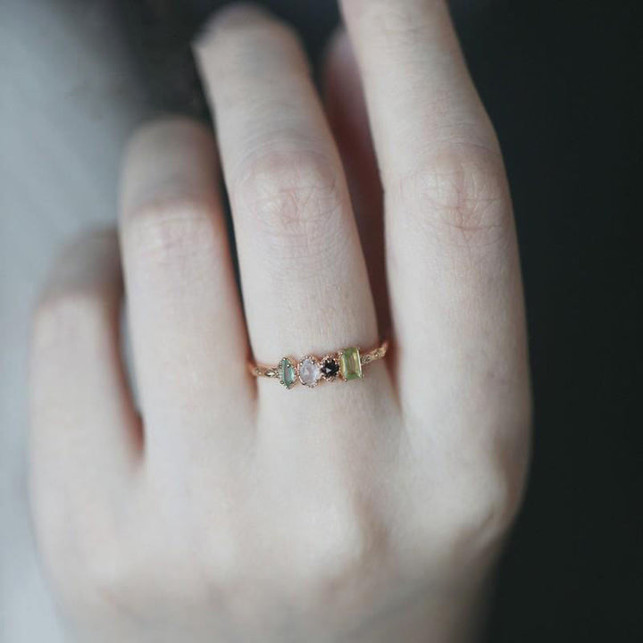 Anillo de piedra natal personalizado con piedra preciosa natural de labradorita de Olivenorma