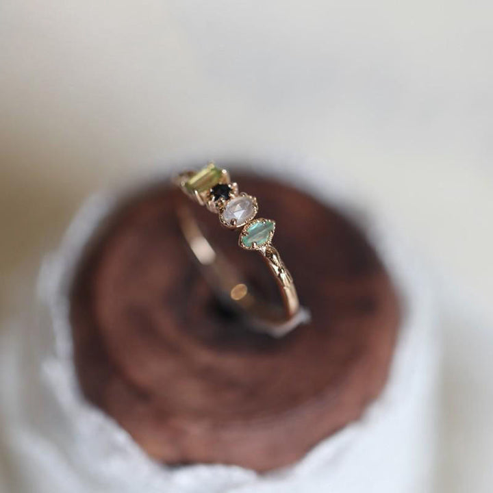 Anillo de piedra natal personalizado con piedra preciosa natural de labradorita de Olivenorma