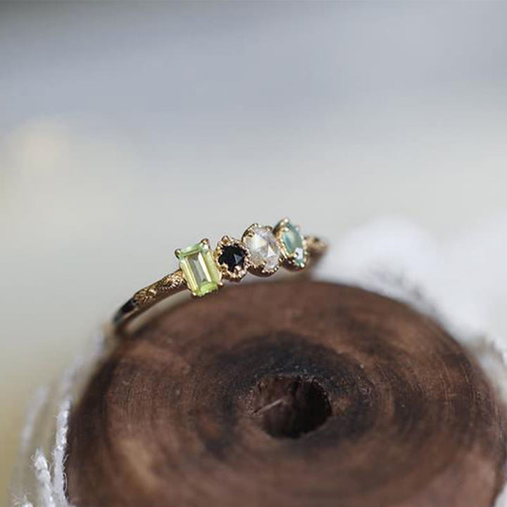 Anillo de piedra natal personalizado con piedra preciosa natural de labradorita de Olivenorma