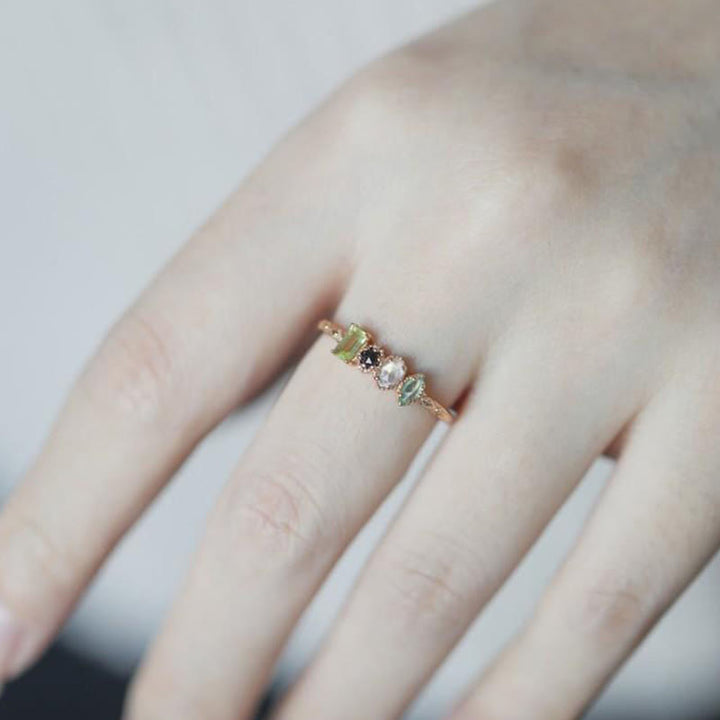 Anillo de piedra natal personalizado con piedra preciosa natural de labradorita de Olivenorma