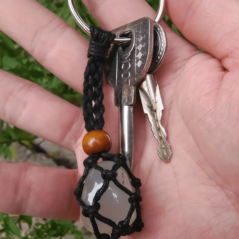 Llavero ajustable de color rojo de algodón con piedra cruda tejido de Olivenorma