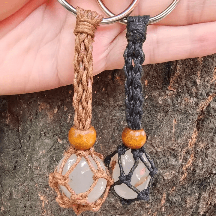 Llavero ajustable de color rojo de algodón con piedra cruda tejido de Olivenorma