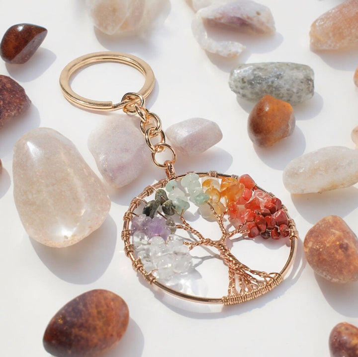 Llavero redondo con el árbol de la vida y piedras preciosas de los 7 chakras de Olivenorma