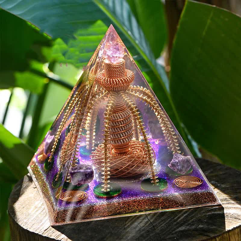 Pirámide orgónica generadora de energía con alambre de cobre y amatista de Olivenorma