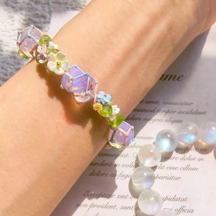 Pulsera de flores trenzadas con cristales de opalita y peridoto de Olivenorma