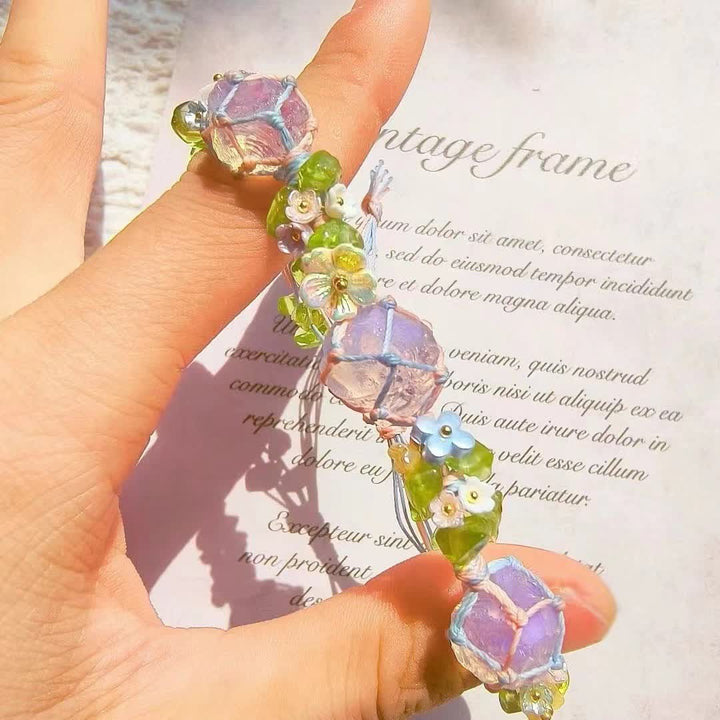 Pulsera de flores trenzadas con cristales de opalita y peridoto de Olivenorma