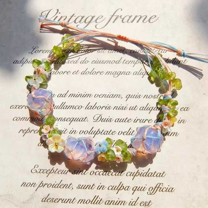 Pulsera de flores trenzadas con cristales de opalita y peridoto de Olivenorma